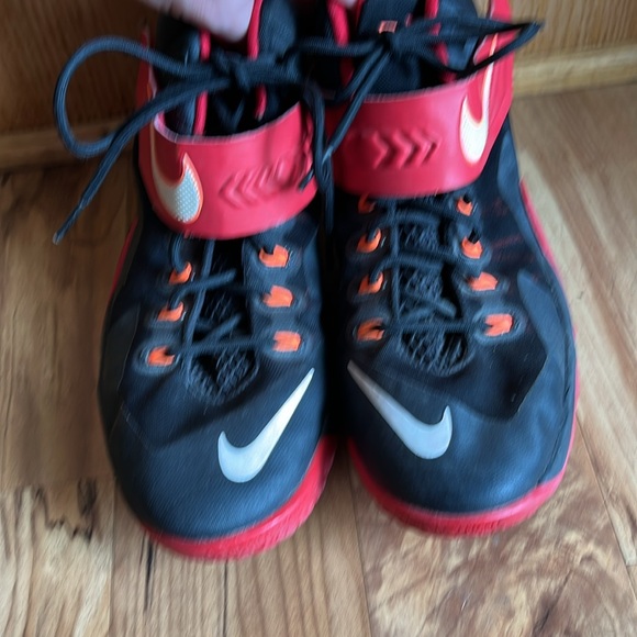 Nike youth 7 Lebron soldiers VIII Zoom sneakers Tennies shoes red black mid top - Picture 13 of 14